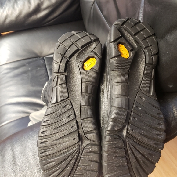 Black Ugg boots - Picture 2 of 6